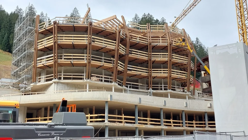 Nuovo Edificio “Plaza” — Parti in legno