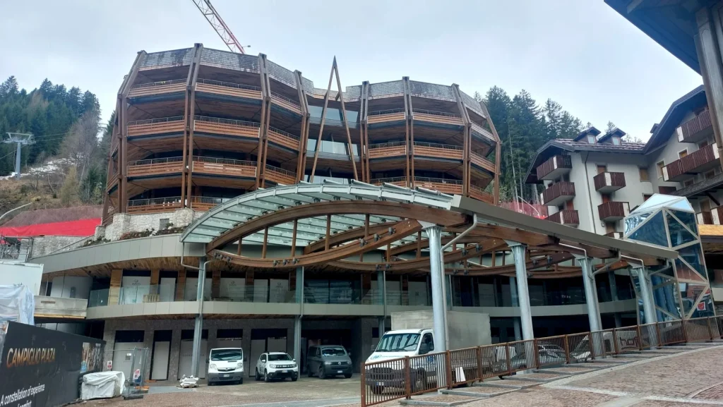 Nuovo Edificio “Plaza” — Edificio fuori terra